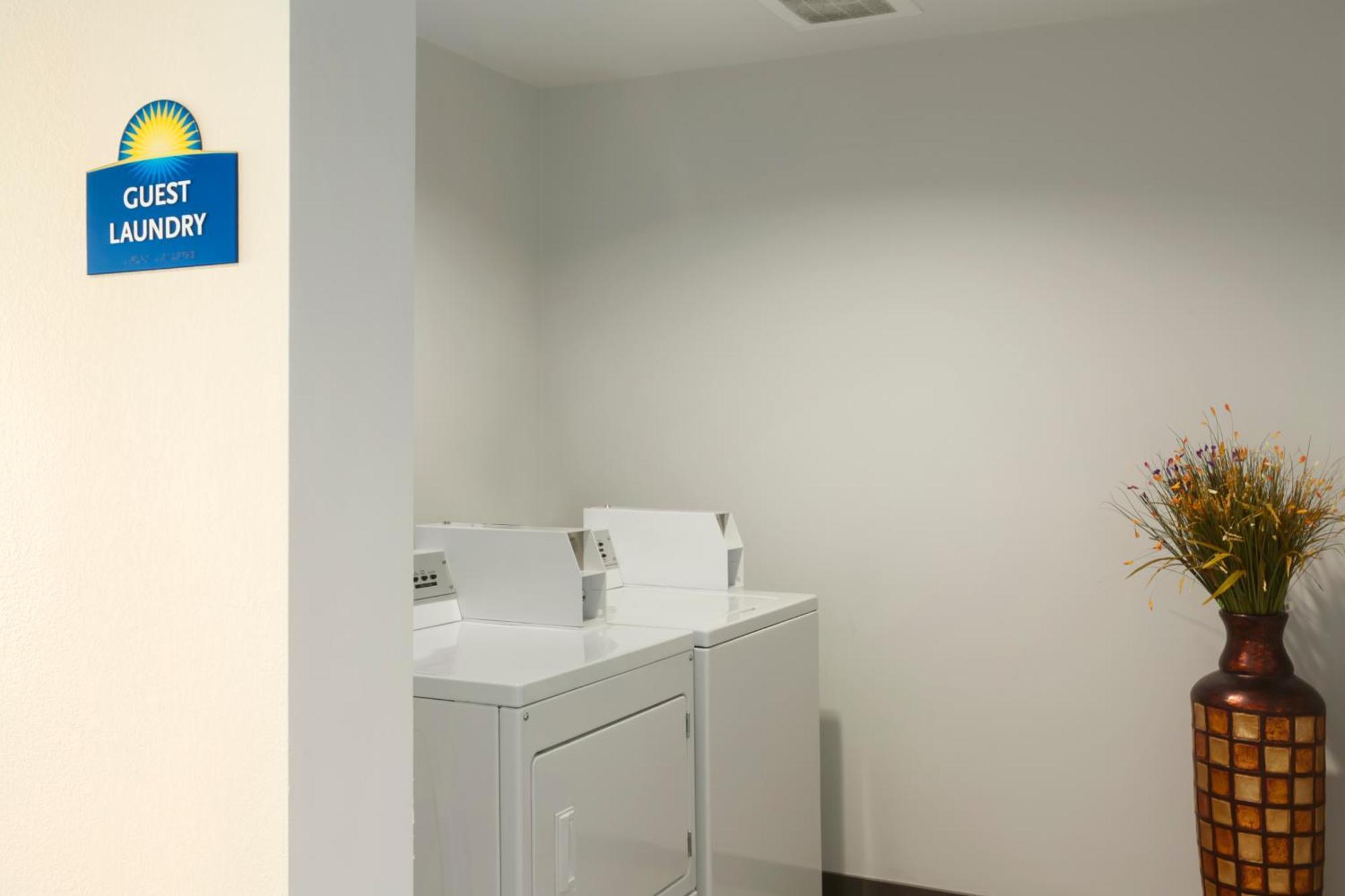 Days Inn By Wyndham Watertown Fort Drum Evans Mills Servizi foto